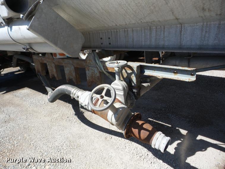 image for item J8732 1977 Trailmobile F-155-4001 tank trailer