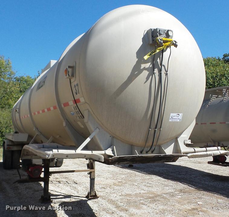 image for item J8733 1977 Trailmaster vacuum tank trailer