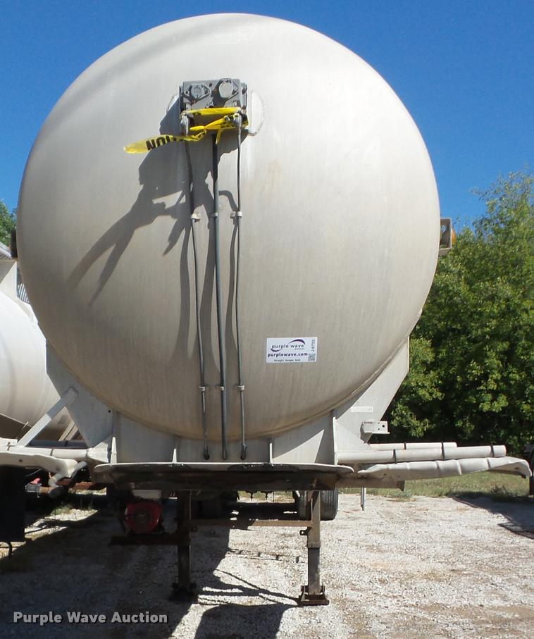 image for item J8733 1977 Trailmaster vacuum tank trailer