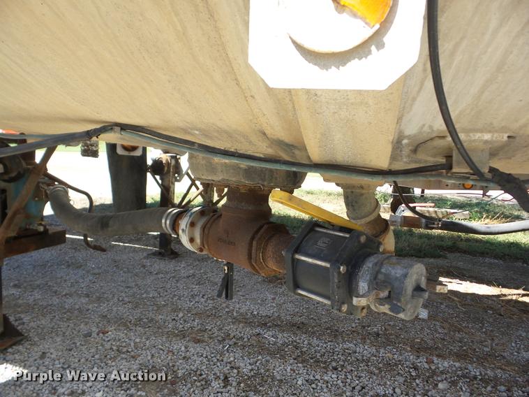 image for item J8733 1977 Trailmaster vacuum tank trailer