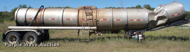 image for item J8734 2001 Polar 11-24857 vacuum tank trailer