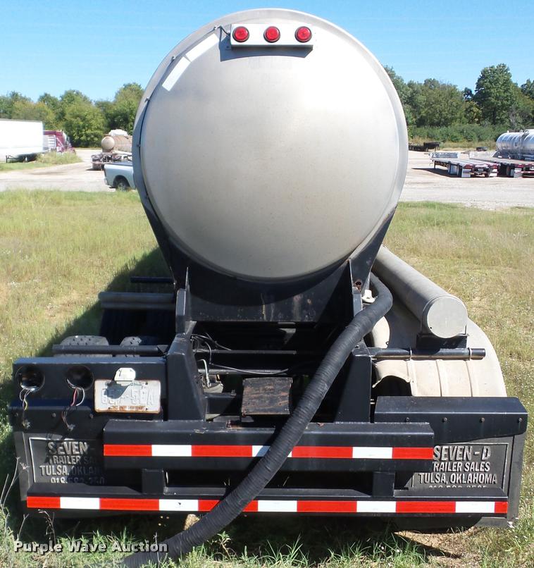 image for item J8734 2001 Polar 11-24857 vacuum tank trailer