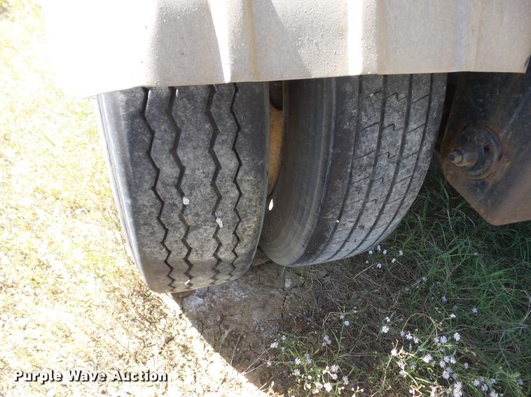 image for item J8734 2001 Polar 11-24857 vacuum tank trailer