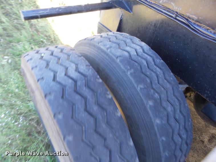 image for item J8734 2001 Polar 11-24857 vacuum tank trailer