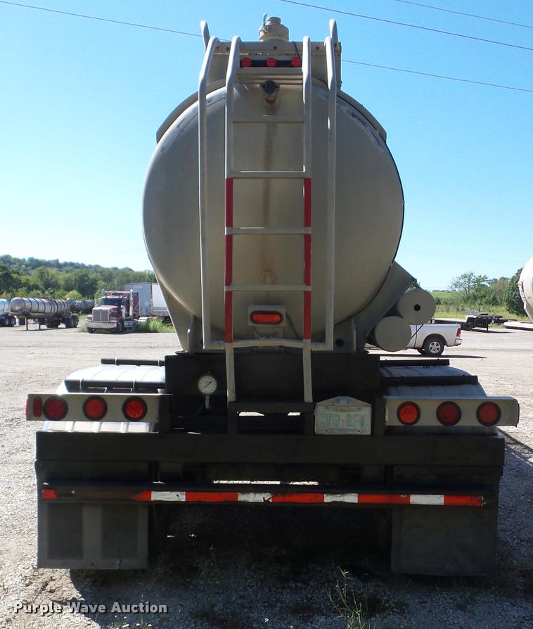 image for item J8736 1994 Heil vacuum tank trailer