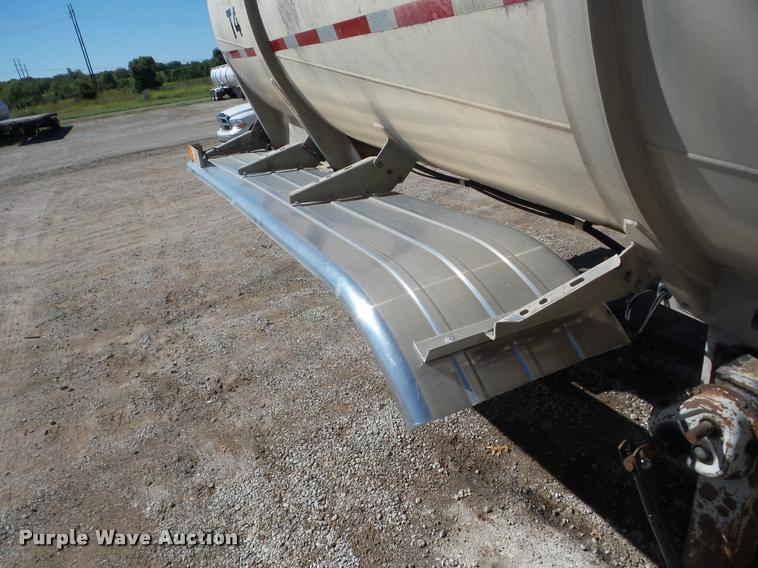 image for item J8736 1994 Heil vacuum tank trailer