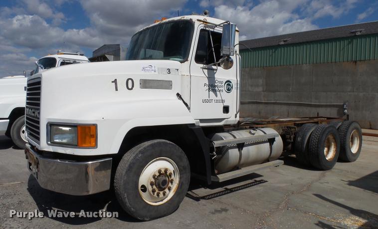 image for item K1097 1998 Mack CH613 truck chassis