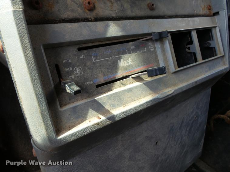 image for item K1097 1998 Mack CH613 truck chassis