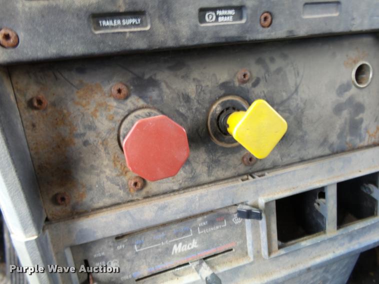 image for item K1097 1998 Mack CH613 truck chassis