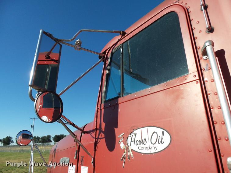 image for item K1103 1991 Freightliner FLD semi truck
