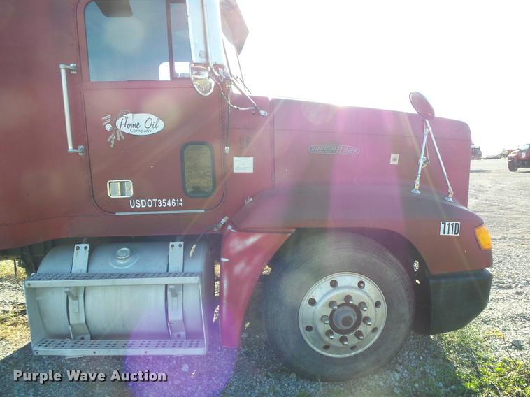 image for item K1103 1991 Freightliner FLD semi truck
