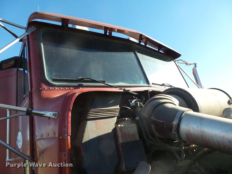 image for item K1103 1991 Freightliner FLD semi truck