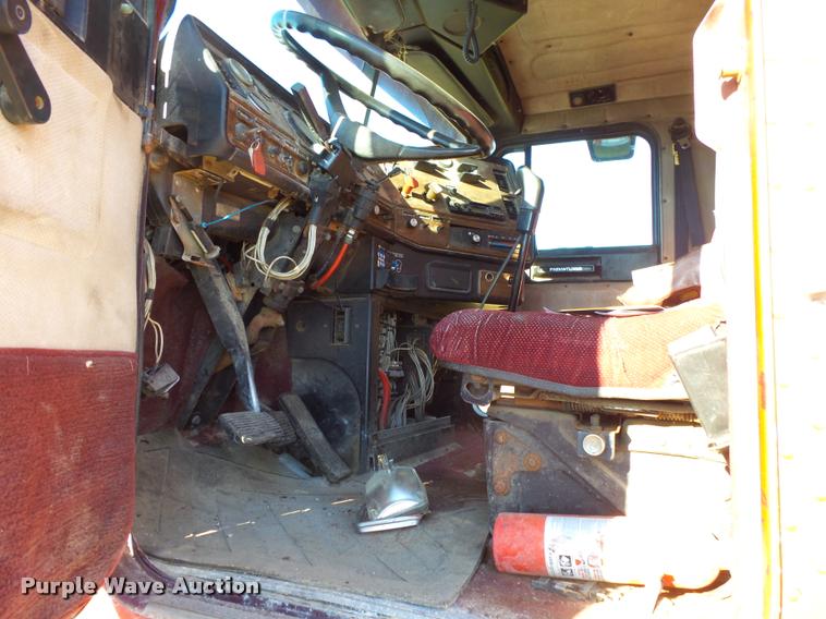 image for item K1103 1991 Freightliner FLD semi truck