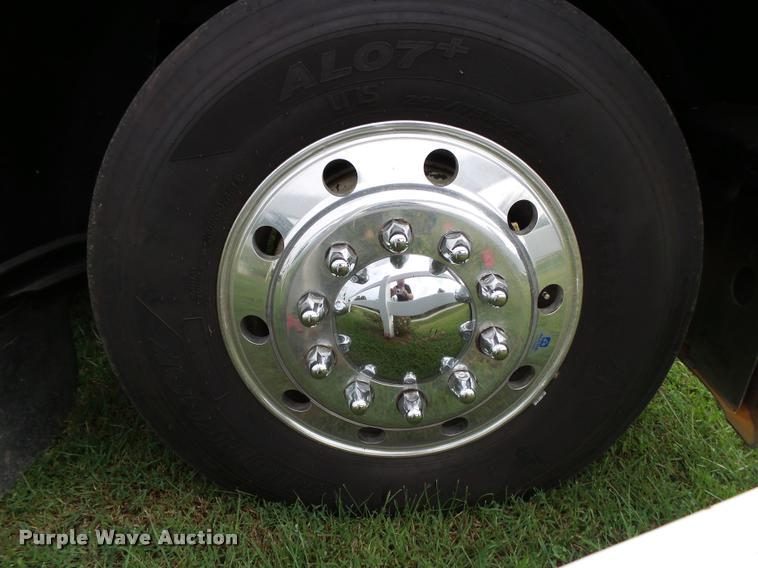 image for item K1129 1986 Peterbilt 359 semi truck