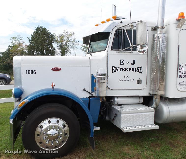 image for item K1129 1986 Peterbilt 359 semi truck
