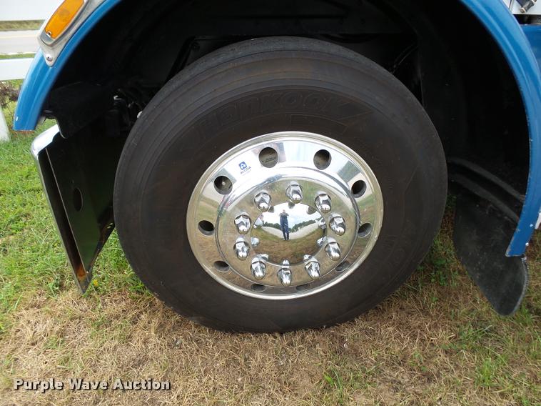 image for item K1129 1986 Peterbilt 359 semi truck