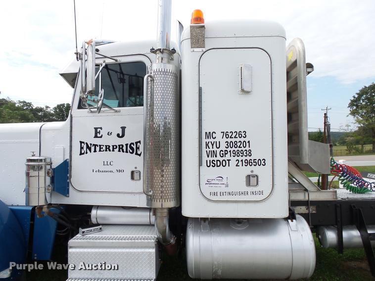 image for item K1129 1986 Peterbilt 359 semi truck