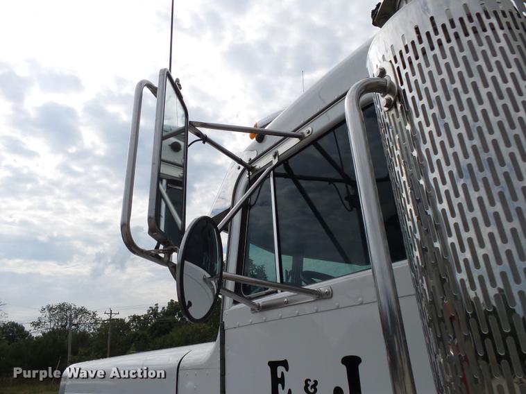 image for item K1129 1986 Peterbilt 359 semi truck