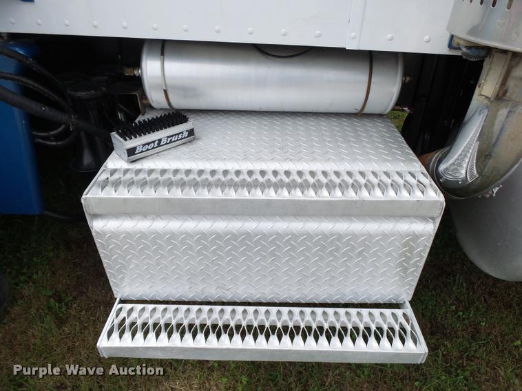 image for item K1129 1986 Peterbilt 359 semi truck