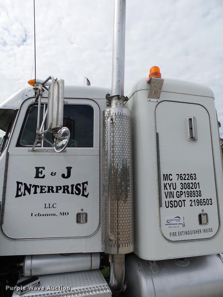 image for item K1129 1986 Peterbilt 359 semi truck