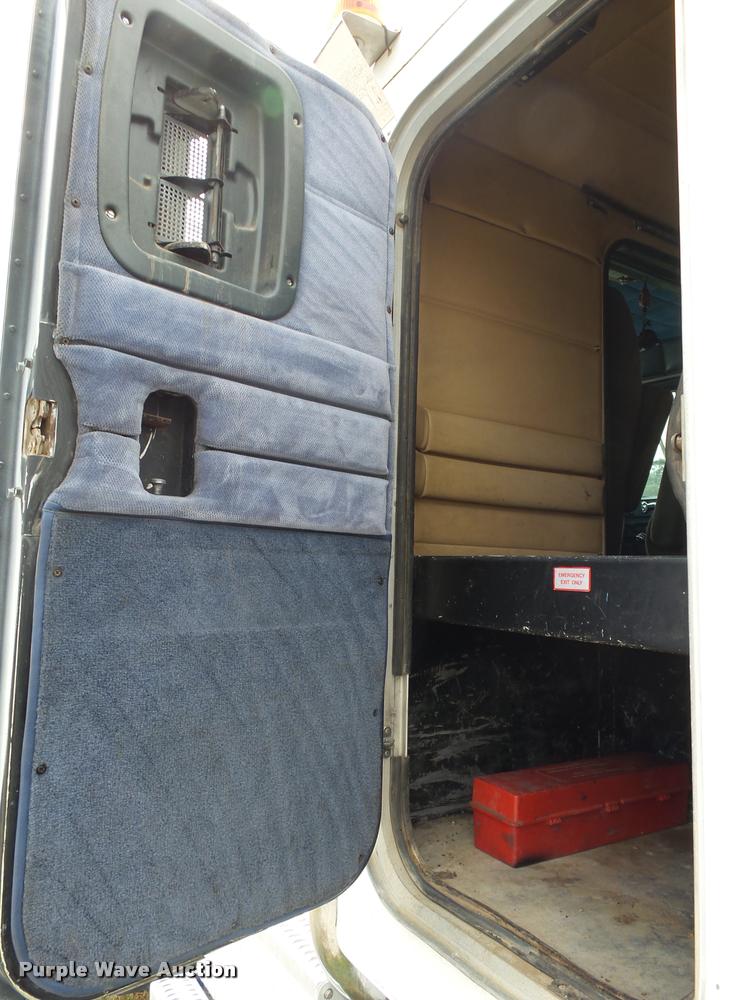 image for item K1129 1986 Peterbilt 359 semi truck