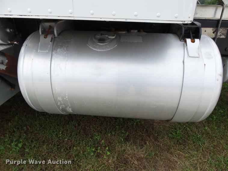 image for item K1129 1986 Peterbilt 359 semi truck