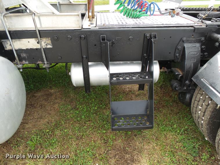 image for item K1129 1986 Peterbilt 359 semi truck