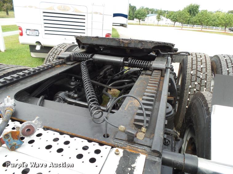 image for item K1129 1986 Peterbilt 359 semi truck