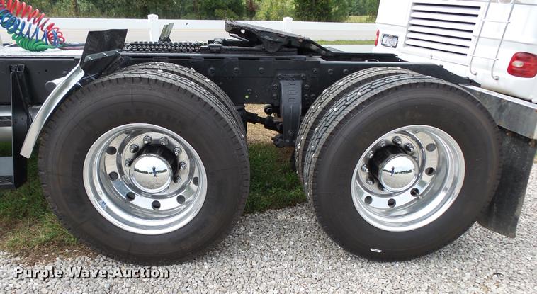 image for item K1129 1986 Peterbilt 359 semi truck