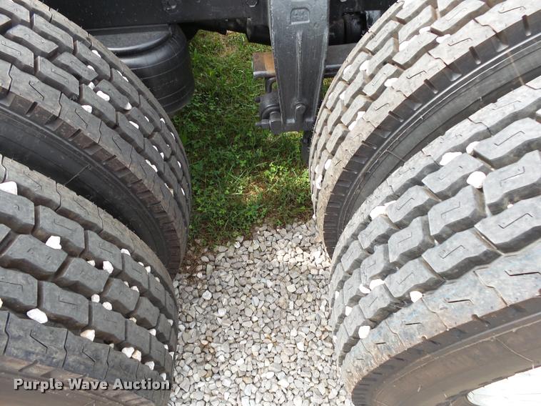 image for item K1129 1986 Peterbilt 359 semi truck