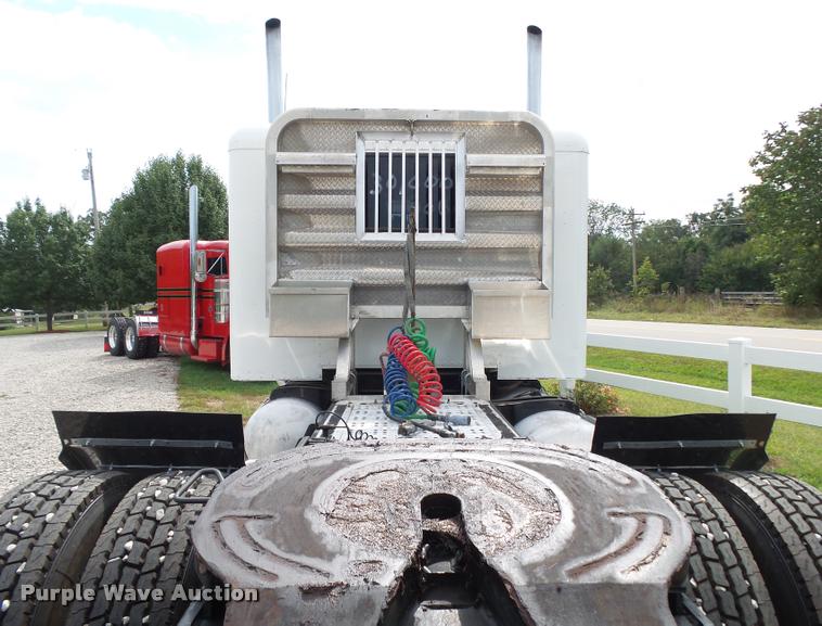 image for item K1129 1986 Peterbilt 359 semi truck