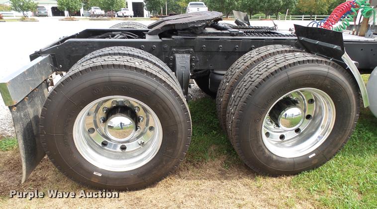 image for item K1129 1986 Peterbilt 359 semi truck