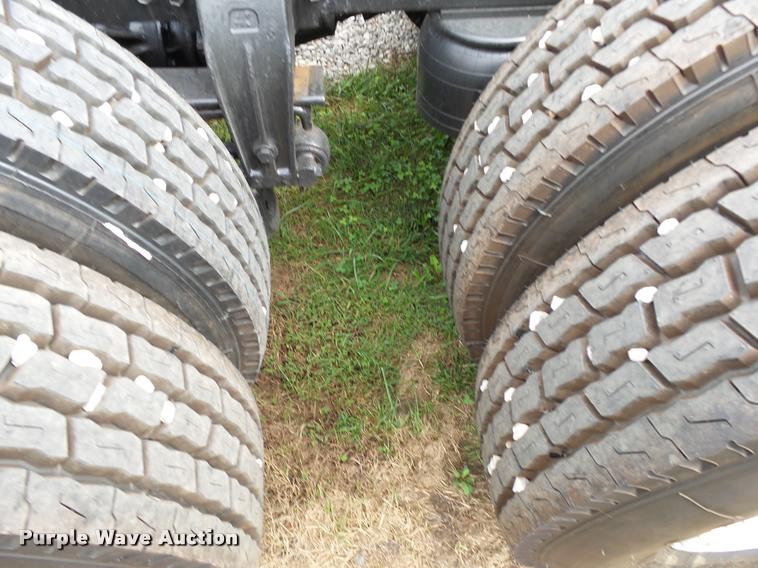 image for item K1129 1986 Peterbilt 359 semi truck