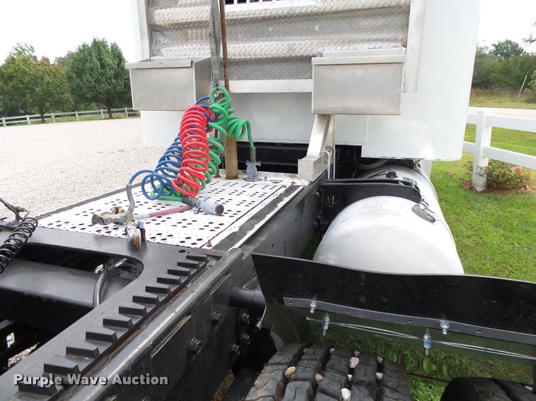 image for item K1129 1986 Peterbilt 359 semi truck