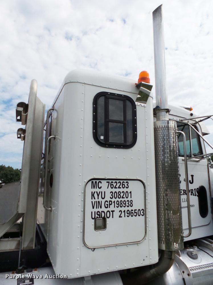 image for item K1129 1986 Peterbilt 359 semi truck