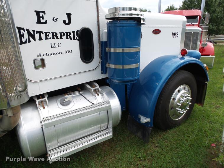 image for item K1129 1986 Peterbilt 359 semi truck