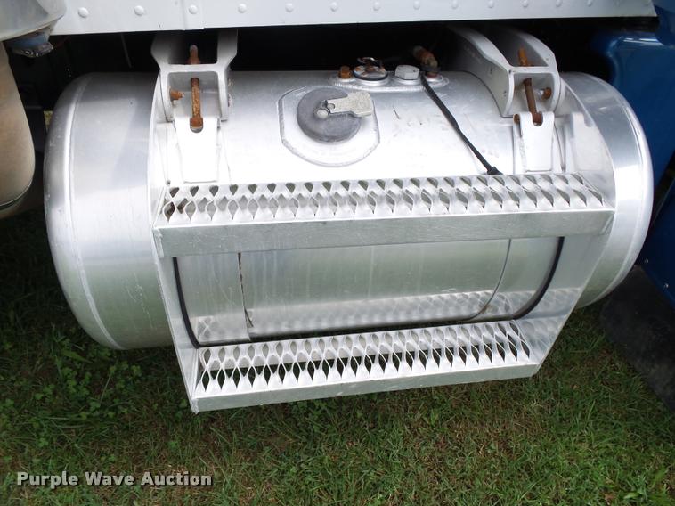 image for item K1129 1986 Peterbilt 359 semi truck