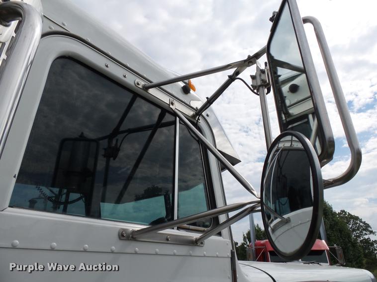 image for item K1129 1986 Peterbilt 359 semi truck