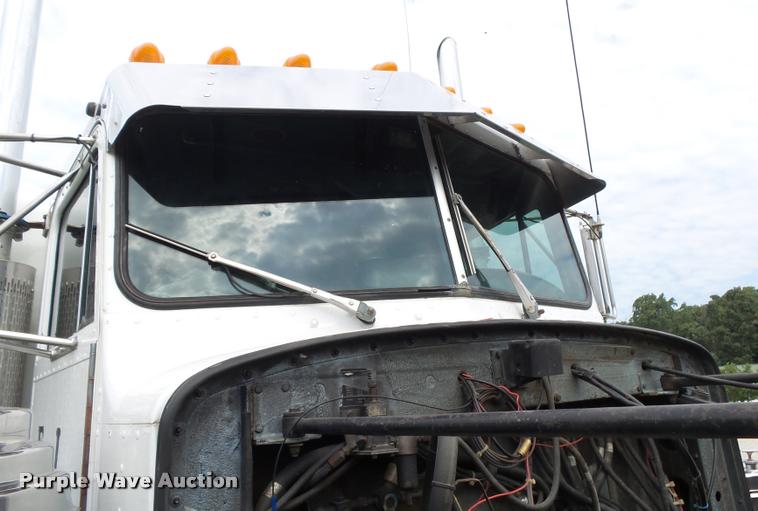 image for item K1129 1986 Peterbilt 359 semi truck