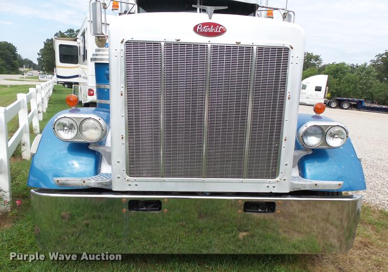 image for item K1129 1986 Peterbilt 359 semi truck