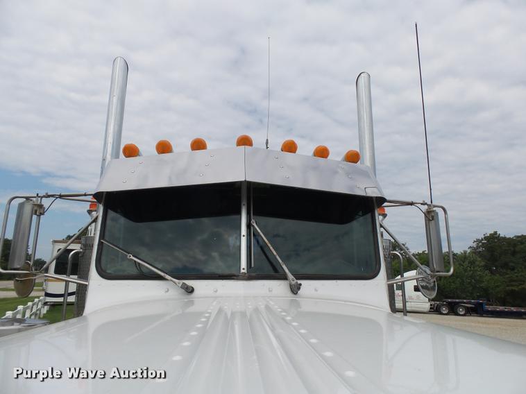 image for item K1129 1986 Peterbilt 359 semi truck
