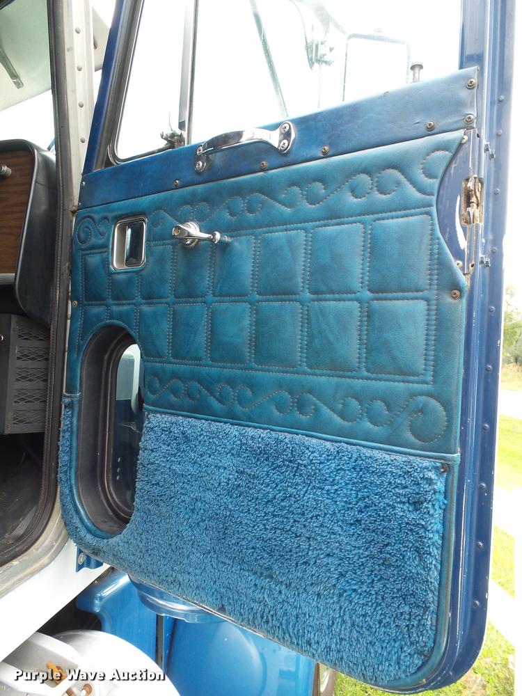 image for item K1129 1986 Peterbilt 359 semi truck