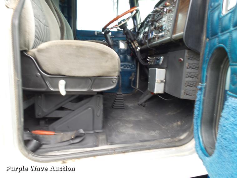 image for item K1129 1986 Peterbilt 359 semi truck