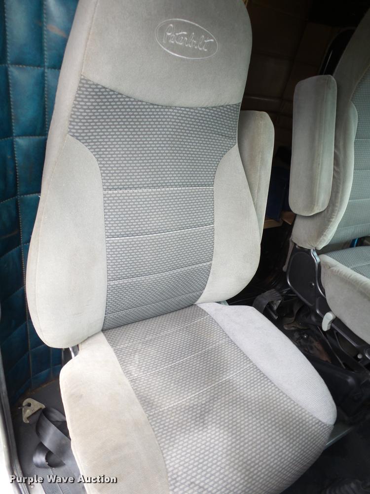 image for item K1129 1986 Peterbilt 359 semi truck