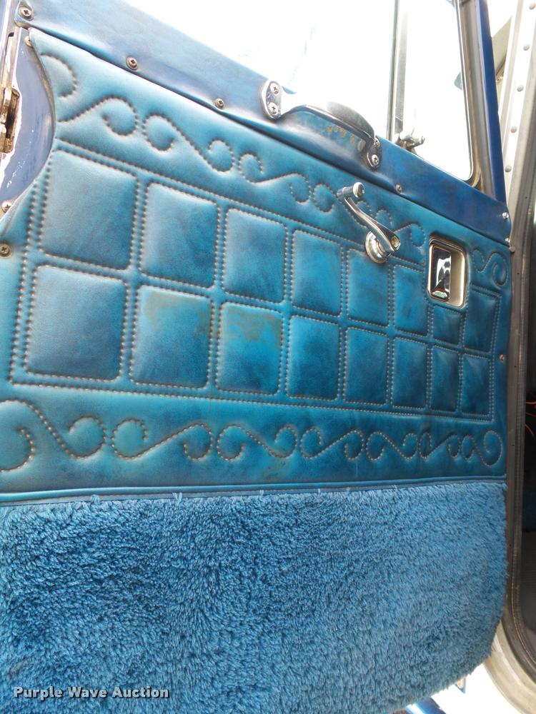 image for item K1129 1986 Peterbilt 359 semi truck