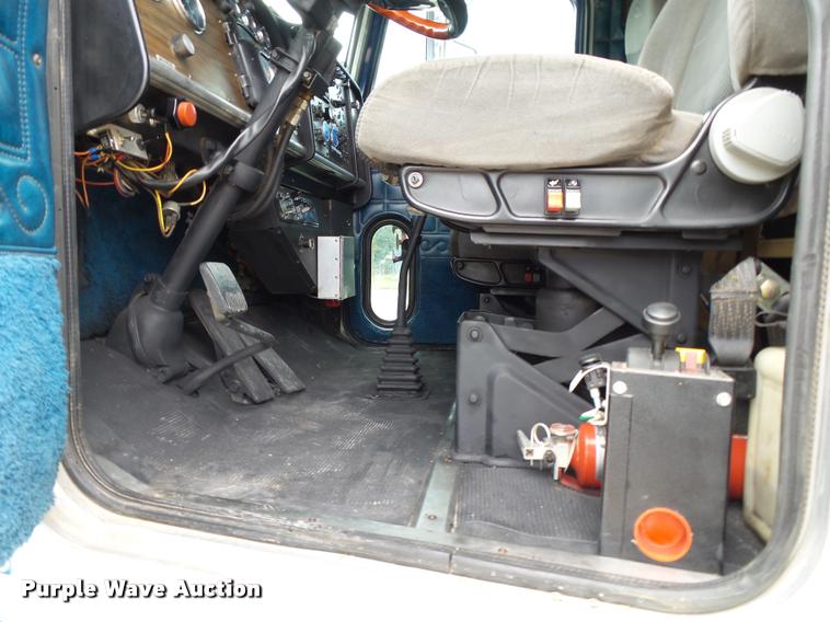 image for item K1129 1986 Peterbilt 359 semi truck