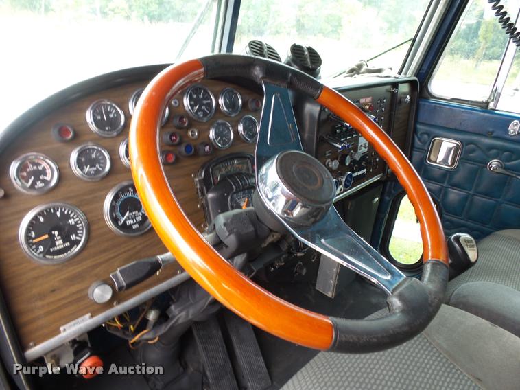 image for item K1129 1986 Peterbilt 359 semi truck