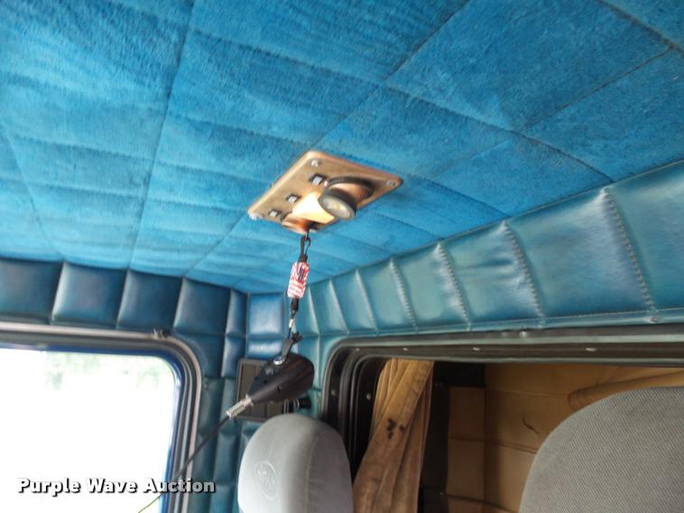 image for item K1129 1986 Peterbilt 359 semi truck