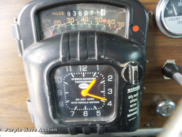 image for item K1129 1986 Peterbilt 359 semi truck