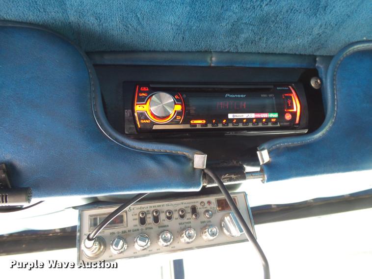 image for item K1129 1986 Peterbilt 359 semi truck